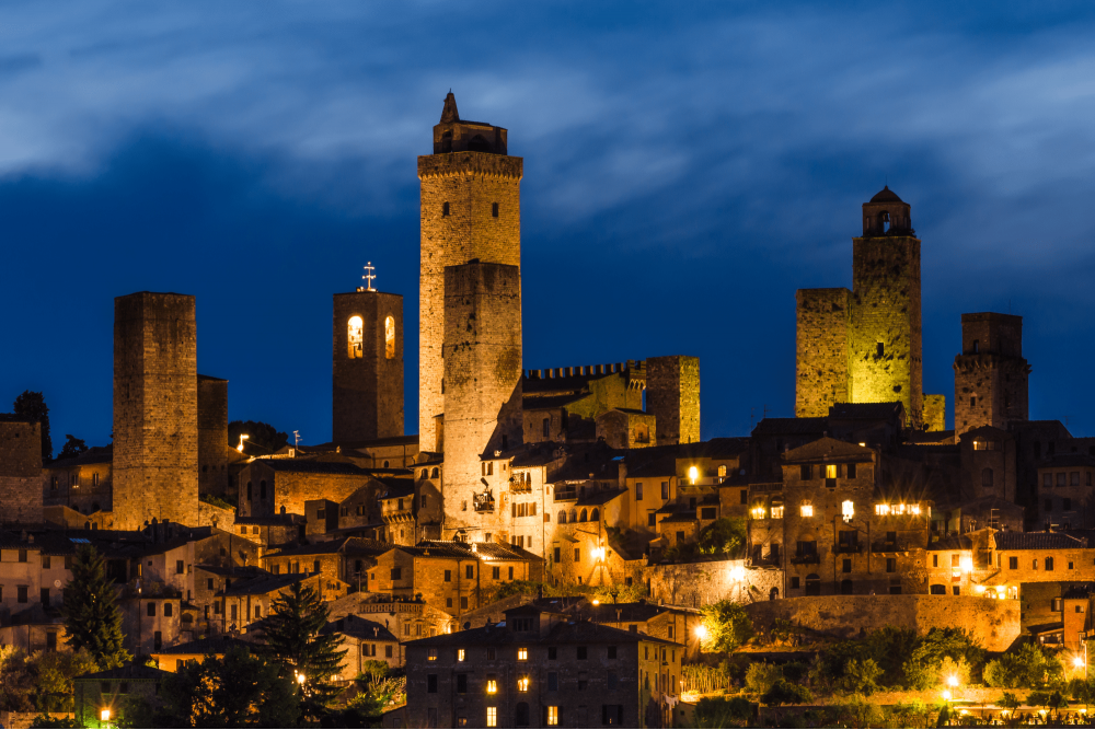 Skyline di San Gimignano di notte